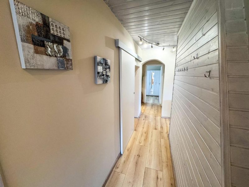 Fával burkolt előtér, bejárat az apartmanba