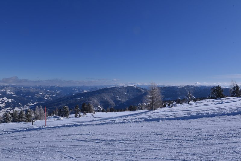 Széles, kék pálya a Kreischbergen panorámával